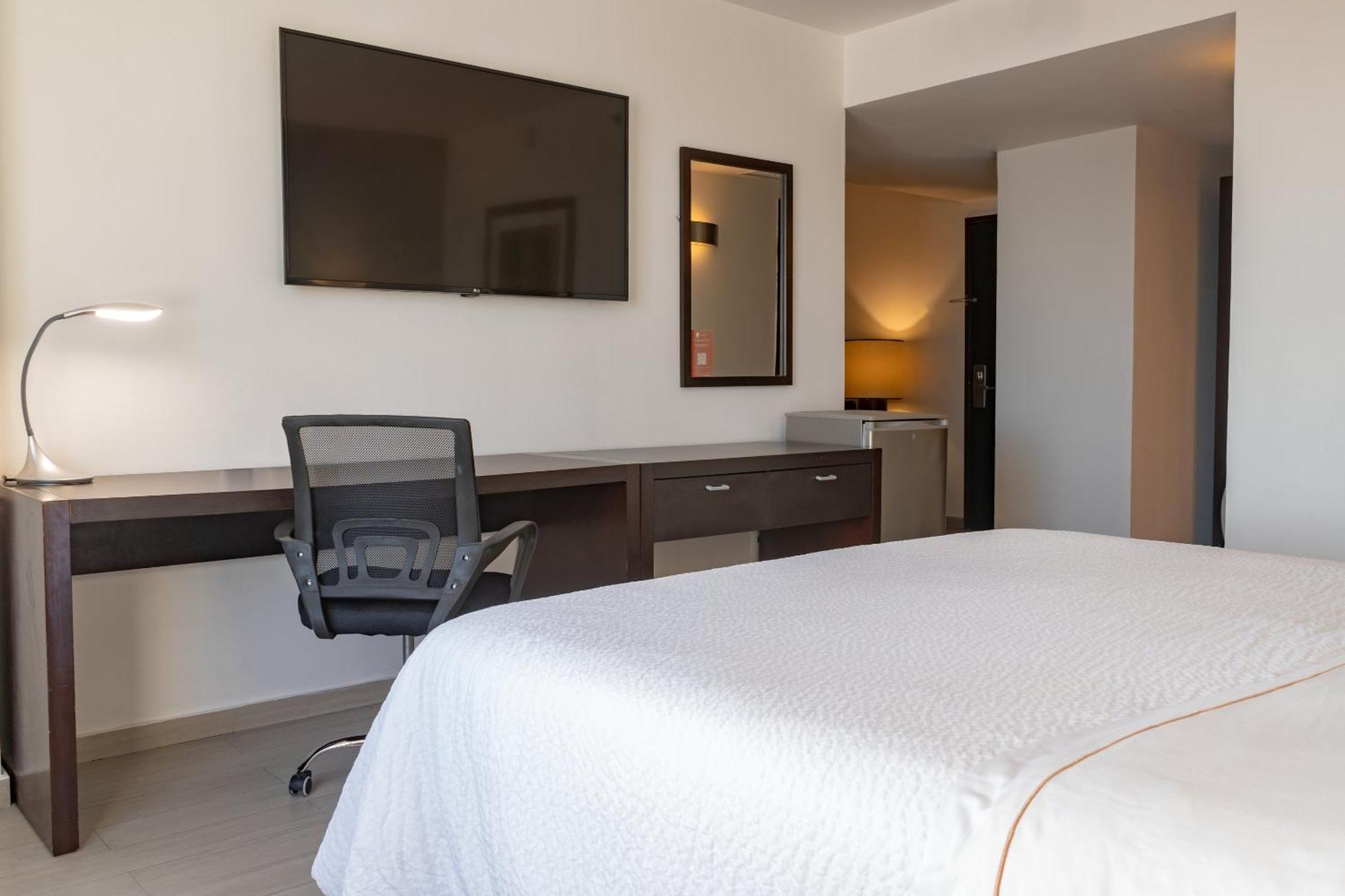 Fiesta Inn Тепик Экстерьер фото